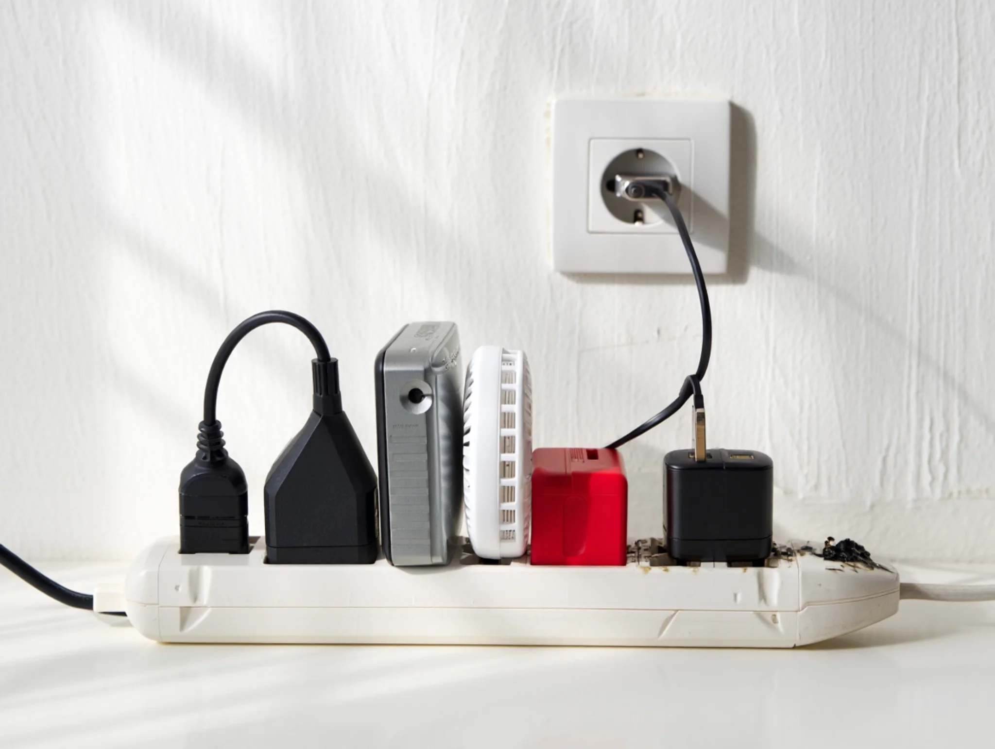 overloaded-power-strip-electrical-outlet-problem-fuerteventura.webp overloaded-power-strip-electrical-outlet-problem-fuerteventura