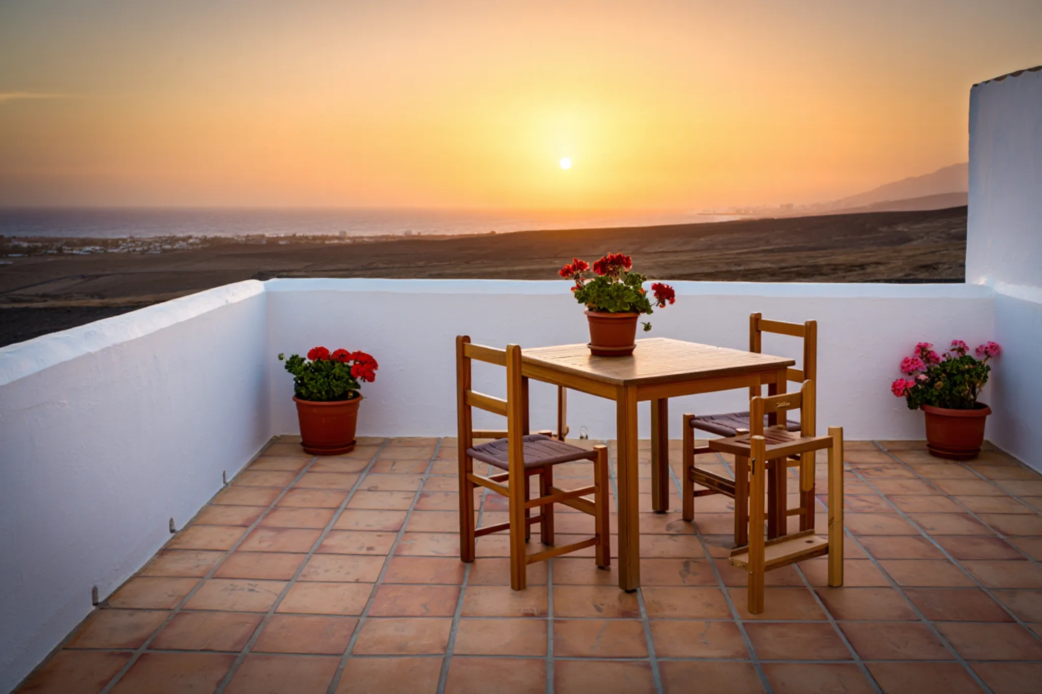 Propiedad bien mantenida en Fuerteventura con vistas al mar al atardecer