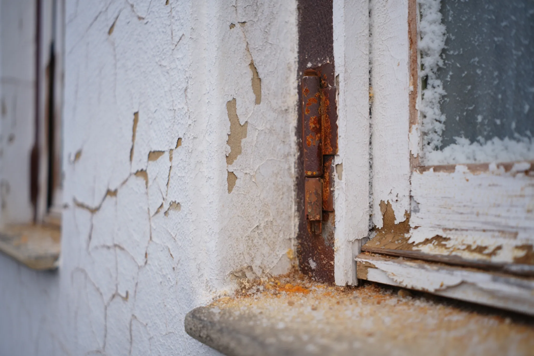 window-frame-damage-rust-peeling-paint-fuerteventura