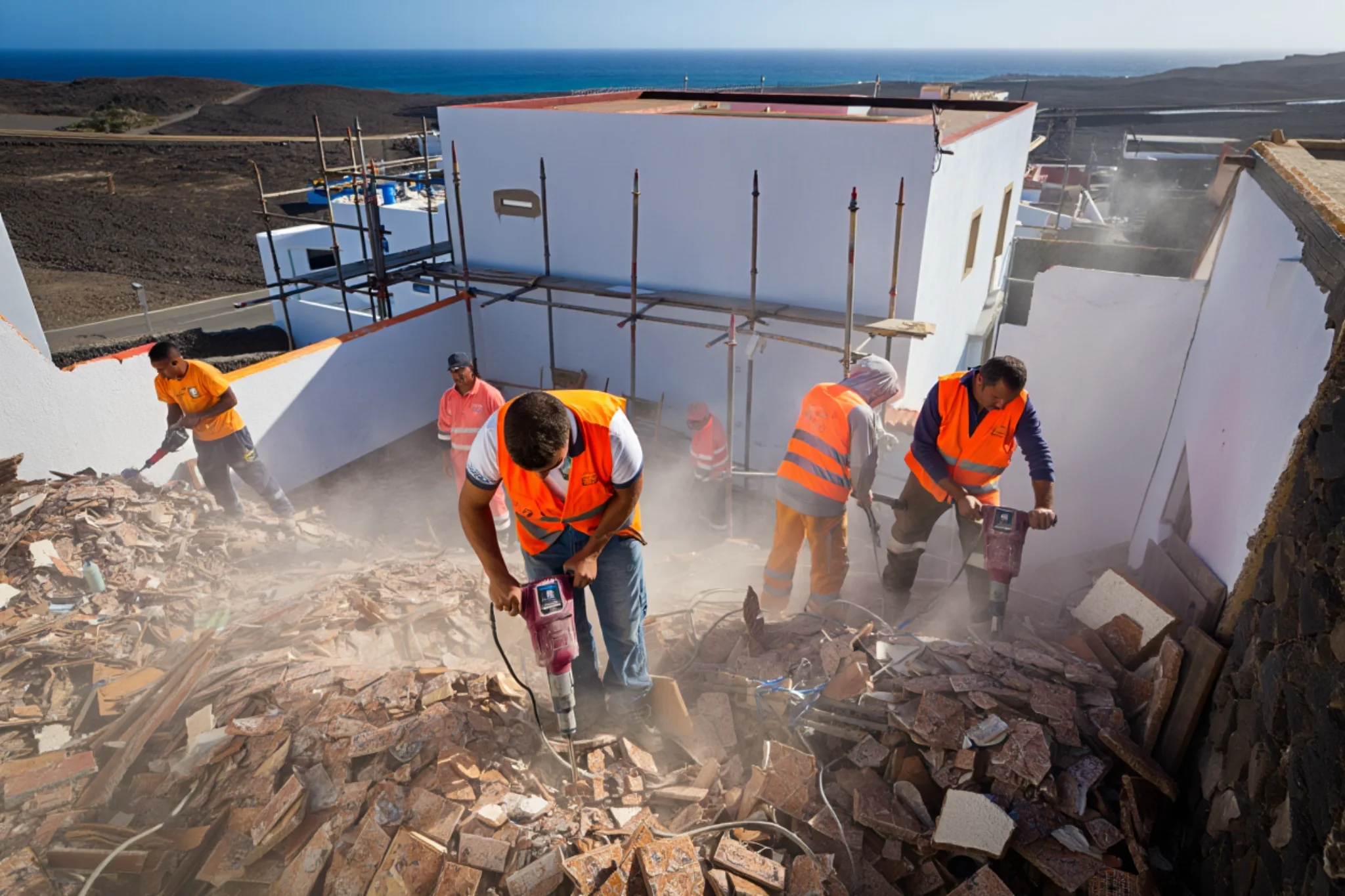Demolición de terraza en Fuerteventura por daños estructurales y filtraciones